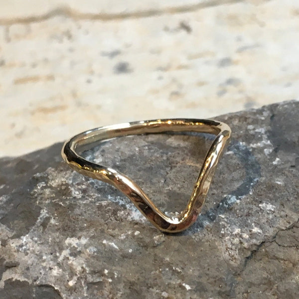 Stacking gold V Ring, Geometric Ring, V midi Ring, Minimal Dainty Ring, Simple Gold Ring, chevron Ring, V thumb ring - V for victory R2492