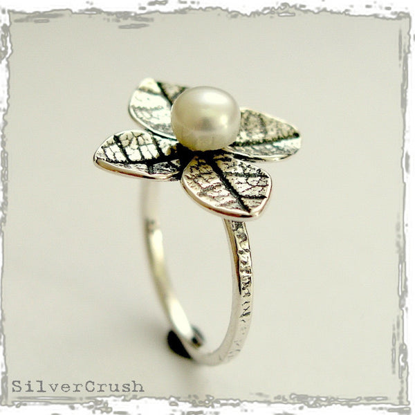 Silver leaf pearl ring