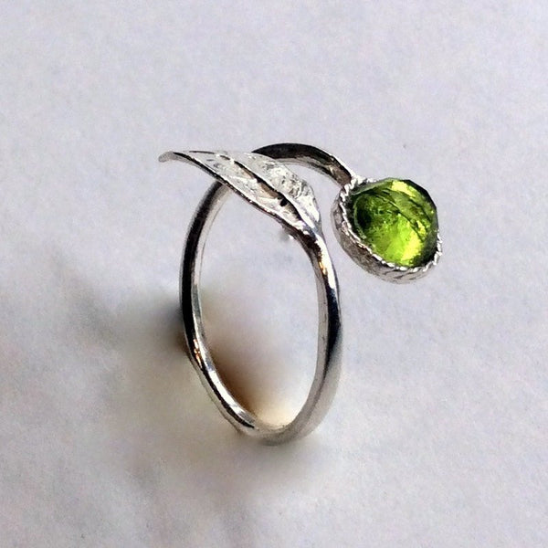 sterling silver leaf peridot ring