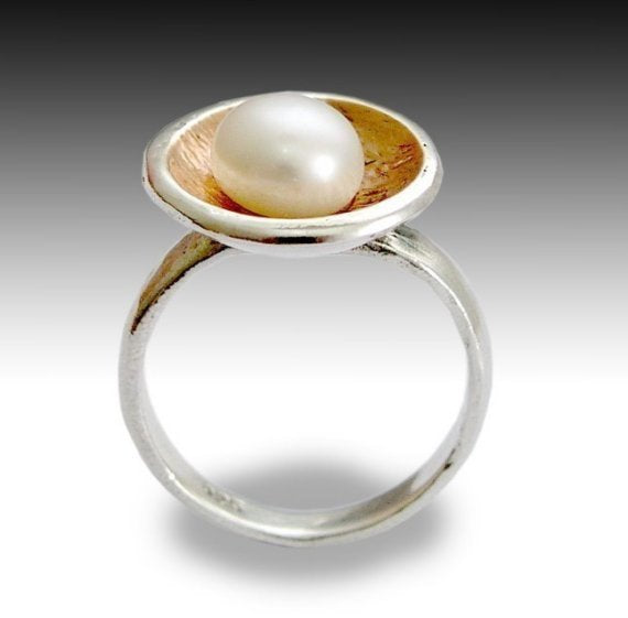 Two tone single pearl ring