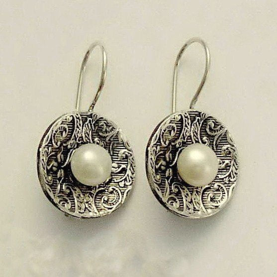 Disc pearl earrings