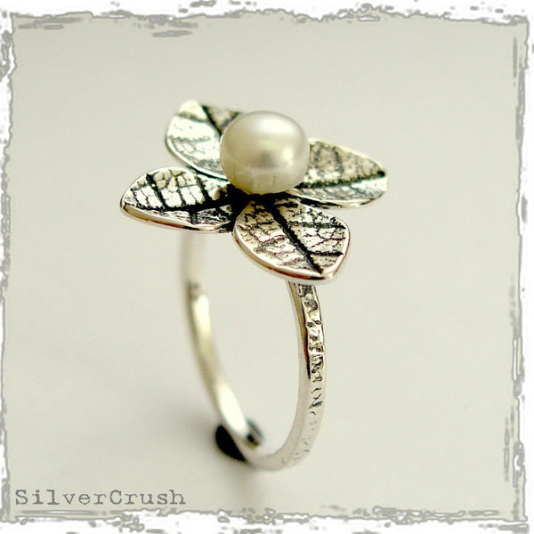 Silver leaves Pearl ring